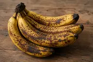 Bananes mûres avec nombreuses taches brunes sur la peau