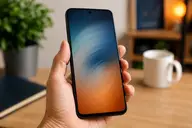 Smartphone tenu en main avec écran flou illustrant un téléphone devenu lent