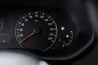 Voyant de réserve de carburant allumé sur le tableau de bord d’une voiture