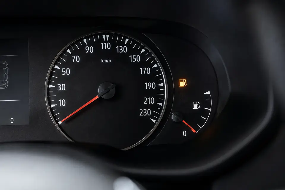 Voyant de réserve de carburant allumé sur le tableau de bord d’une voiture