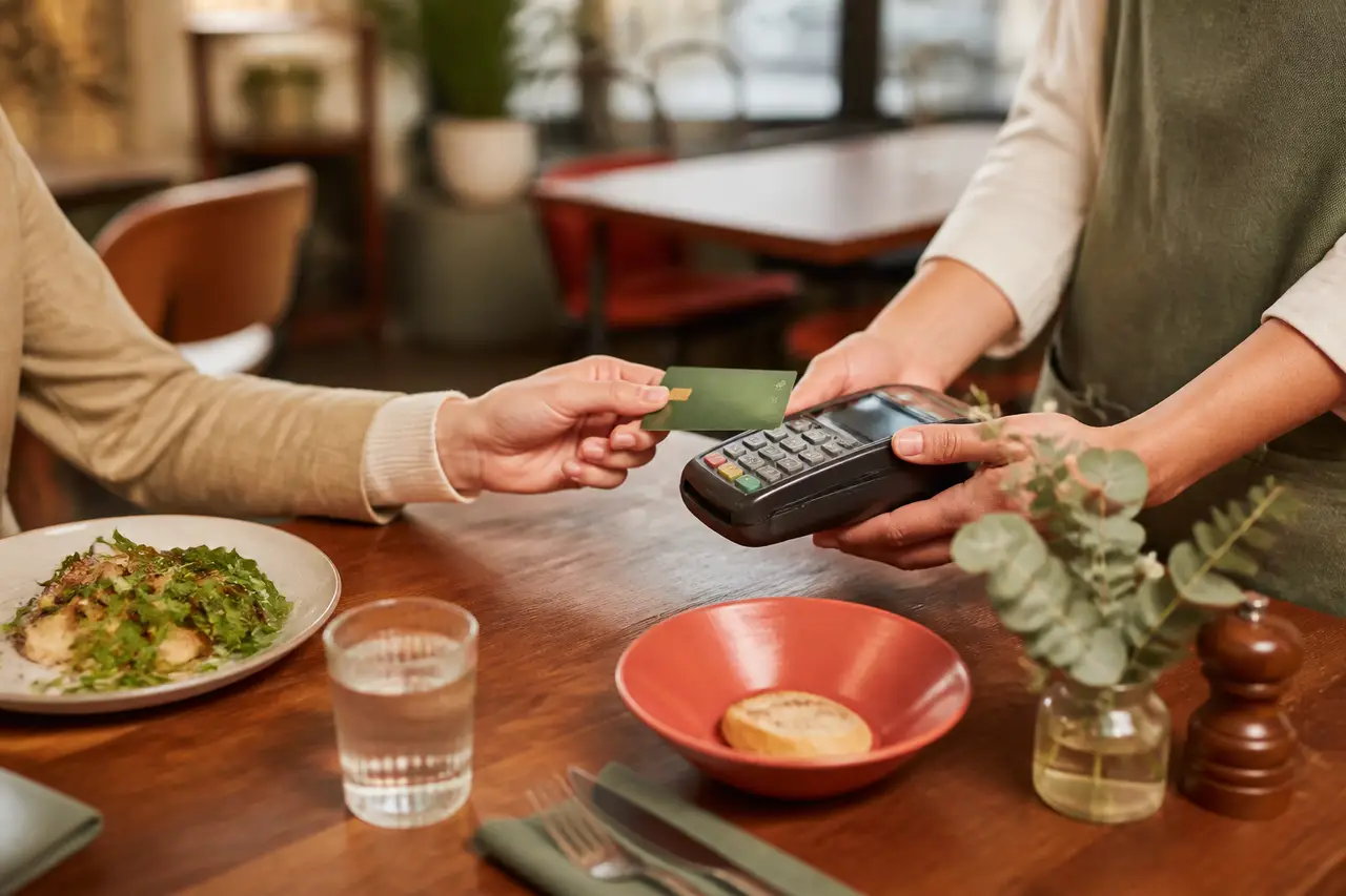 Pourquoi un paiement par carte reste-t-il « en attente » plusieurs jours ?