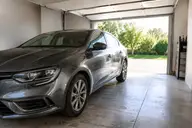 Voiture stationnée dans un garage pendant une longue période sans rouler