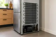 Arrière d’un réfrigérateur avec espace de ventilation entre l’appareil et le mur
