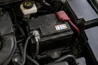 Batterie de voiture installée dans le compartiment moteur