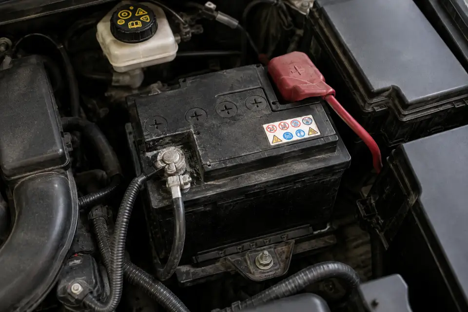 Batterie de voiture installée dans le compartiment moteur