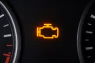 Voyant moteur orange clignotant sur le tableau de bord d’une voiture