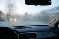 Buée et condensation sur le pare-brise d’une voiture par temps froid