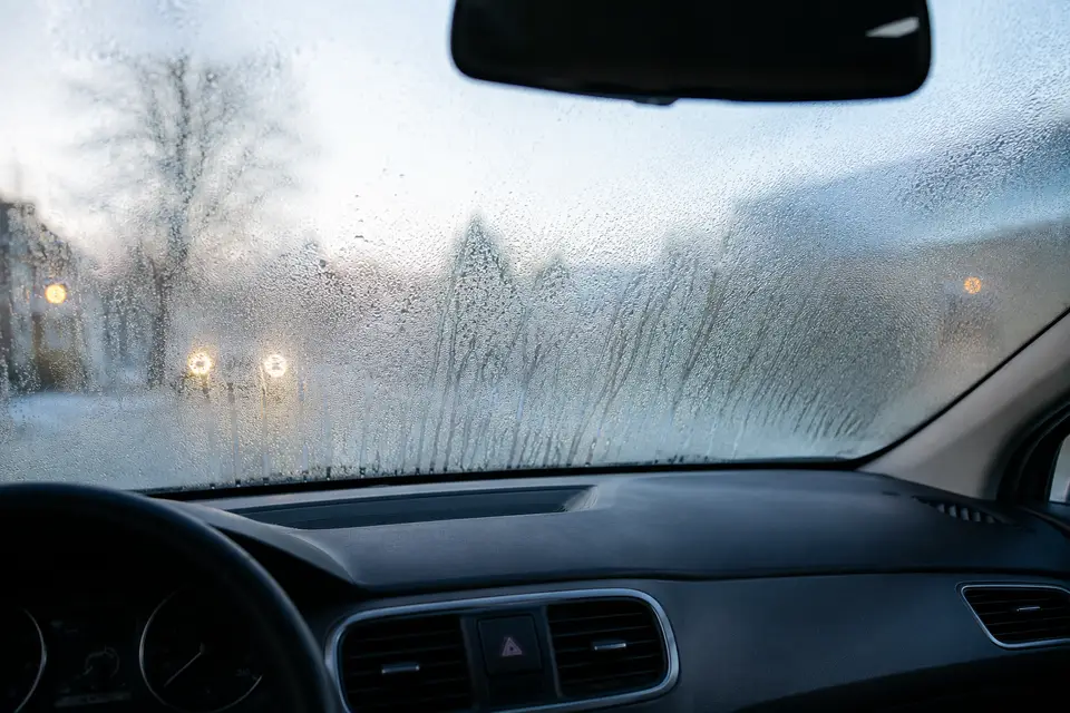 Buée et condensation sur le pare-brise d’une voiture par temps froid