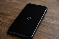 Smartphone bloqué sur un écran de chargement après un redémarrage