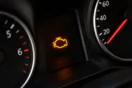 Voyant moteur orange allumé sur le tableau de bord d’une voiture
