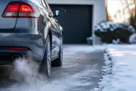 Voiture thermique au démarrage par temps froid avec vapeur à l’échappement