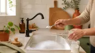 Vinaigre blanc et bicarbonate : faut-il les mélanger pour nettoyer ?