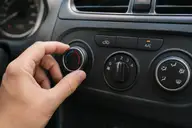 Réglage de la climatisation sur le tableau de bord d’une voiture