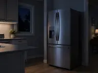 Réfrigérateur dans une cuisine sombre pendant la nuit