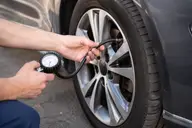 Contrôle de la pression d’un pneu de voiture avec un manomètre